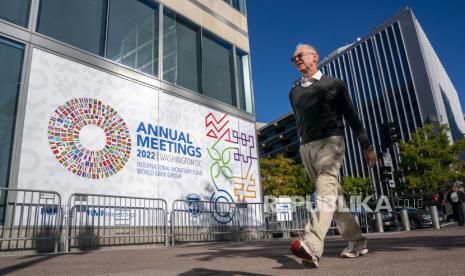  Gedung Markas Besar Dana Moneter Internasional (IMF). Dana Moneter Internasional (IMF) memprediksi sebanyak 31 dari 72 negara mengalami resesi. Hal ini terjadi karena kontraksi dalam produk domestik bruto riil yang berlangsung selama dua kuartal berturut-turut.