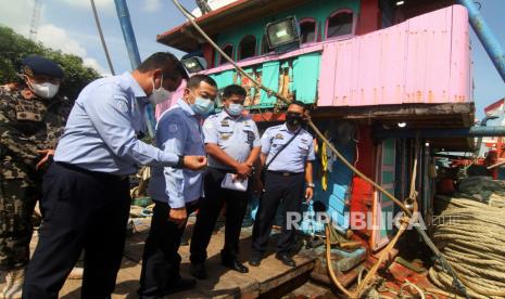 Sekjen Kementerian Kelautan dan Perikanan (KKP) Antam Novambar (kedua kiri) didampingi Kepala Pengawasan Sumber Daya Kelautan dan Perikanan (PSDKP) Pontianak Erik Tambunan (kedua kanan) saat melakukan kunjungan kerja di Stasiun PSDKP Pontianak di Sungai Rengas, Kabupaten Kubu Raya, Kalimantan Barat, Jumat (5/3/2021). KPK akan mendalami peran Antam di kasus yang kini menjerat eks Menteri KKP, Edhy Prabowo. (ilustrasi)