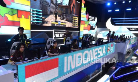 Atlet Esport Timnas Indonesia (kiri) bertanding melawan Timnas Namibia (kanan) pada babak lower bracket cabang Counter-Strike: Global Offensive (CS:GO) Female dalam International Esports Federation (IESF) Bali 14th World Esports Championship 2022 di Nusa Dua, Badung, Bali, Selasa (6/12/2022). Timnas Indonesia berhasil mengalahkan Timnas Namibia dengan skor 2-0. 