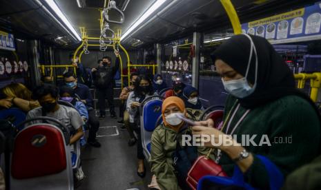 Sejumlah penumpang menaiki Bus Transjakarta di Jakarta, Kamis (21/10). PT. Transportasi Jakarta (Transjakarta) membuka kembali empat rute layanannya mulai Jumat (22/10).