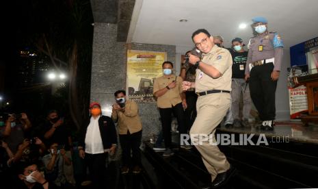 Gubernur DKI Jakarta Anies Baswedan bersiap memberikan keterangan usai memenuhi undangan klarifikasi di Mapolda Metro Jaya, Jakarta, Selasa (17/11). Gubernur DKI Jakarta Anies Baswedan memenuhi panggilan pihak kepolisian untuk dimintai klarifikasi terkait terkait kerumunan massa di rumah Habib Rizieq Shihab (HRS) di Petamburan, Jakarta Pusat, pada masa pembatasan sosial berskala besar (PSBB) transisi. Prayogi/Republika.