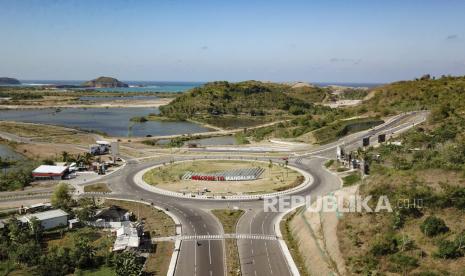 Foto udara ruas jalan bundaran Sunggung bypass Bandara Internasional Lombok - Mandalika di Kecamatan Pujut, Praya, Lombok Tengah, NTB, Kamis (28/7/2022). Dinas Pekerjaan Umum dan Perumahan Rakyat (PUPR) Nusa Tenggara Barat (NTB) memastikan infrastruktur jalan di wilayah ini 100 persen siap dilalui pemudik pada Lebaran 1414 Hijriah.