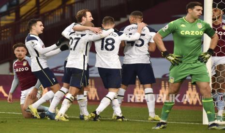 Carlos Vinicius dari Tottenham, kanan kedua, diberi selamat oleh rekan satu timnya setelah mencetak gol pertama timnya pada pertandingan sepak bola Liga Premier Inggris antara Aston Villa dan Tottenham Hotspur di Villa Park di Birmingham, Inggris, Senin (22/3) dini hari WIB. 