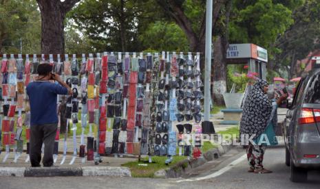 Sejumlah pedagang kaki lima menawarkan masker kain kepada pengguna jalan di Kota Pekanbaru, Riau, Selasa (7/4). Menteri Keuangan Sri Mulyani menuturkan, pemerintah tengah mengkaji skema pemberian stimulus kepada usaha mikro, kecil dan menengah (UMKM) di tengah pandemi Covid-19, termasuk di antaranya untuk pedagang maupun pekerja informal lain yang pendapatan sehari-harinya tidak menentu dan kini tertekan akibat pembatasan sosial.