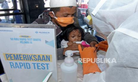 Warga bersama anaknya melakukan rapid test.