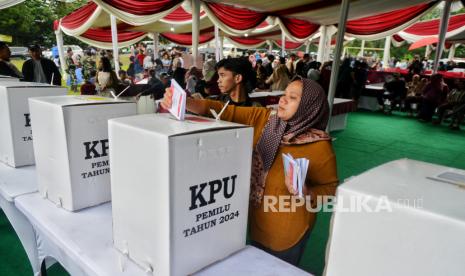 Warga  menggunakan hak pilihnya di Tempat Pemungutan Suara (TPS) 035 Kampung Curug, Desa Bojong Koneng,  Kecamatan Babakan Madang, Kabupaten Bogor, Jawa Barat, Rabu (14/2/2024). Pemilu 2024 tersebut dilakukan secara serentak di 38 Provinsi dengan jumlah DPT Sebanyak 204.807.222 pemilih untuk memilih Presiden dan Wakil Presiden, Anggota DPR, DPD dan DPRD Provinsi dan DPRD Kota/Kabupaten.