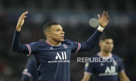 Pemain PSG Kylian Mbappe merayakan setelah mencetak gol kedua timnya selama pertandingan sepak bola Liga Satu Prancis antara Paris Saint-Germain dan Monaco di stadion Parc des Princes di Paris, Prancis, Senin (13/12) dini hari WIB.