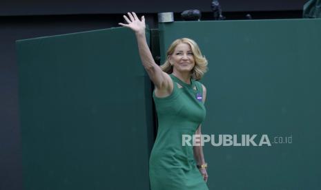 Mantan juara tunggal Wimbledon Chris Evert melambai saat dia tiba untuk perayaan 100 tahun Centre Court pada hari ketujuh kejuaraan tenis Wimbledon di London, Ahad, 3 Juli 2022. Chris merupakan penyintas kanker ovarium.