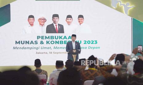 Presiden Joko Widodo (Jokowi), Rais Aam PBNU LH Miftachul Akhyar dan Ketum PBNU KH Yahya Cholil Staquf saat sambutan dan membuka Musyawarah Nasional Alim Ulama dan Konferensi Besar Nahdlatul Ulama (Munas dan Konbes NU) 2023 di Pondok Pesantren Al Hamid, Cilangkap, Jakarta Timur, Senin (18/9/2023). 