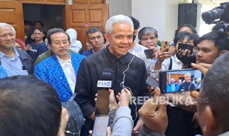 Bakal Calon presiden (Bacapres) dari partai PDIP, Ganjar Pranowo memberikan kuliah umum ke ribuan mahasiswa baru Universitas Pasundan (Unpas) di Auditorium Sasana Budaya Ghanesa (Sabuga), Kota Bandung, Selasa (3/10/2023). 