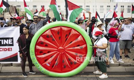 Pengunjuk rasa mengibarkan bendera saat protes kemerdekaan Palestina di Konsulat AS sebagai bagian dari hari aksi global mendukung Palestina merdeka, di Johannesburg, Afrika Selatan, (13/1/2024).