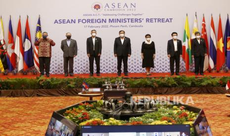 (kiri) Menteri luar negeri Perhimpunan Bangsa-Bangsa Asia Tenggara (ASEAN): Saifuddin Abdullah dari Malaysia, Teodoro Locsin dari Filipina, Vivian Balakrishnan dari Singapura, Prak Sokhonn dari Kamboja, Retno Marsudi dari Indonesia, Saleumxay Kommasith dari Laos, dan Sekretaris Jenderal ASEAN Lim Jock Hoi, berpose untuk foto bersama selama ASEAN Foreign Ministers