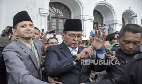 Pimpinan Pondok Pesantren Al Zaytun Panji Gumilang berjalan keluar usai memenuhi panggilan tim investigasi di Gedung Sate, Jalan Diponegoro, Kota Bandung, Jawa Barat, Jumat (23/6/2023). Panji Gumilang memenuhi panggilan tim investigasi bentukan Gubernur Jawa Barat Ridwan Kamil. Hal tersebut guna mengklarifikasi sejumlah isu kontroversial yang kini tengah viral terkait pondok pesantren di Indramayu tersebut.