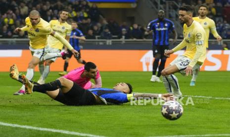 Pemain Inter Milan Lautaro Martinez  (kanan) mencoba untuk mencapai bola pada Liga Champions, babak 16 besar, pertandingan sepak bola leg pertama antara Inter Milan dan Porto, di stadion San Siro di Milan, Italia, Kamis (23/2/2023) dini hari WIB.