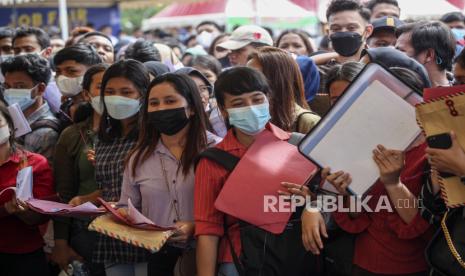 Sejumlah pelamar kerja mengantre untuk dapat masuk ke dalam lokasi Bursa Kerja.