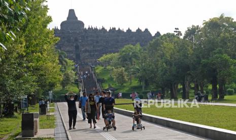 Sejumlah pengunjung berwisata di kompleks Taman Wisata Candi (TWC) Borobudur, Magelang, Jateng. Dosen sejarah UGM sebut menaikkan tiket Borobudur hanya akal-akalan dan kebijakan yang diskriminatif.