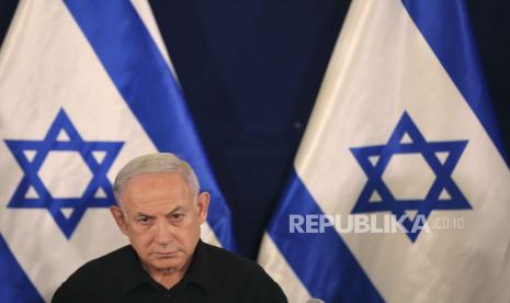 Israeli Prime Minister Benjamin Netanyahu attends a press conference with Defense Minister Yoav Gallant and Cabinet Minister Benny Gantz in the Kirya military base in Tel Aviv, Israel, Saturday, Oct. 28, 2023. 