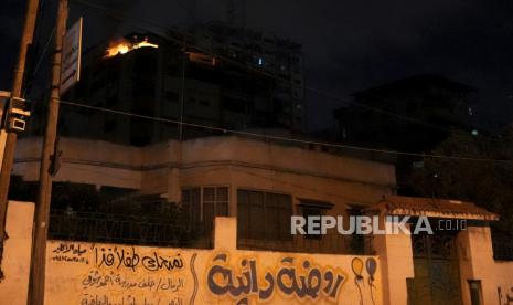 Kebakaran melanda apartemen seorang komandan Jihad Islam untuk Gaza utara, menyusul serangan udara Israel, di Kota Gaza, Selasa dini hari, 9 Mei 2023. Pesawat Israel melakukan serangan Selasa dini hari terhadap sasaran Jihad Islam di Jalur Gaza, militer Israel dikatakan. Kementerian Kesehatan Palestina mengatakan sejumlah orang tewas dan terluka dalam serangan udara itu.