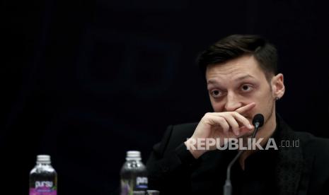 Pemain baru Fenerbahce Mesut Oezil berbicara selama konferensi pers sebelum upacara penandatanganan di Kota Istanbul, Turki pada 27 Januari 2021.