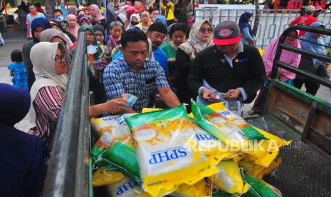 Sejumlah warga membeli beras saat kegiatan Gerakan Pangan Murah (GPM) di Mejobo, Kudus, Jawa Tengah, Jumat (8/9/2023). Gerakan Pangan Murah yang digelar Dinas Pertanian dan Pangan (Dispertan) setempat bekerja sama dengan Badan Pangan Nasional tersebut menjual berbagai macam kebutuhan pokok dengan harga lebih murah guna menstabilkan harga bahan pangan serta untuk menekan laju inflasi. 