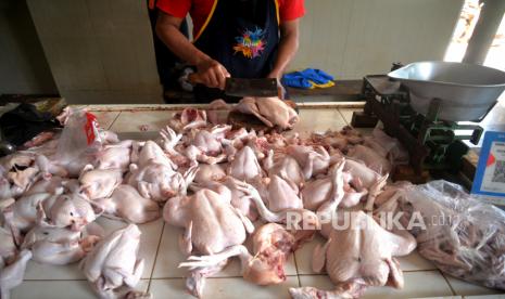 Penjual memotong daging ayam untuk pelanggan di Pasar Prawirotaman, Yogyakarta, Senin (29/5/2023). Presiden Joko Widodo mengatakan bahwa kenaikan harga daging ayam di pasar terlalu tinggi.