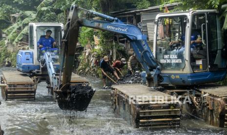 Petugas mengoperasikan alat berat saat melakukan pengerukan di Kali Mampang, Pondok Jaya, Jakarta, Sabtu (19/2/2022). Pengadilan Tata Usaha Negara (PTUN) memerintahkan Gubernur DKI Jakarta Anies Baswedan selaku tergugat dalam perkara nomor 205/G/TF/2021/PTUN.JKT untuk menuntaskan pengerukan Kali Mampang sampai wilayah Pondok Jaya serta diwajibkan memproses pembangunan turap sungai di Kelurahan Pela Mampang pasca putusan sidang gugatan warga. Republika/Putra M. Akbar