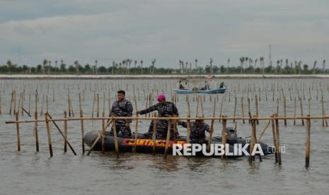 Personil TNI AL bersama warga membongkar pagar laut di Perairan Tanjung Pasir, Kabupaten Tangerang, Banten, Sabtu (18/1/2025). TNI Angkatan Laut bersama dengan nelayan membongkar pagar laut misterius sepanjang 30,16 km di Kabupaten Tangerang, secara manual. Pembongkaran pagar laut dipimpin langsung oleh Komandan Pangkalan Utama AL (Danlantamal) III Jakarta Brigadir Jenderal (Mar) Harry Indarto.