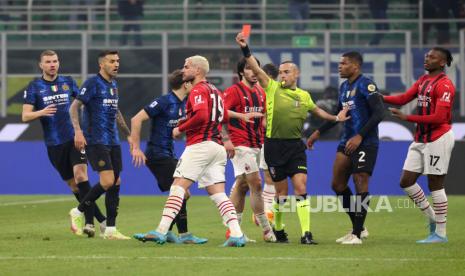 Theo Hernandez dari AC Milan diusir wasit Marco Guida saat pertandingan sepak bola Serie A Italia antara FC Inter dan AC Milan di stadion Giuseppe Meazza di Milan, Italia, 05 Februari 2022. Jili berikutnya dari derbi Milan akam tersaja dink hari nanti WIB.