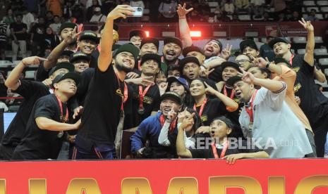 Pemain Pelita Jaya Jakarta berswafoto usai berhasil menang pada laga final IBL All Indonesian Piala Menpora melawan tim Satria Muda Pertamina Jakarta di Hall Basket Senayan, Gelora Bung Karno, Jakarta, Ahad (6/10/2024). Pelita Jaya Jakarta berhasil menjuarai IBL All Indonesian Piala Menpora usai berhasil menang atas Satria Muda Pertamina Jakarta dengan skor 75-70.