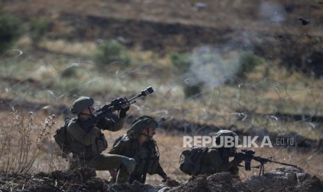 Israel Lakukan Penangkapan Massal di Tepi Barat. Tentara Israel menembakkan gas air mata selama bentrokan dengan warga Palestina di pos pemeriksaan Hawara, selatan kota Nablus, Tepi Barat, Selasa, 18 Mei 2021.