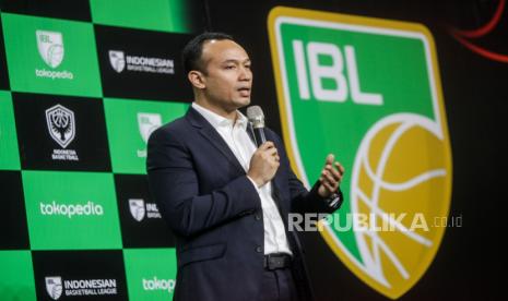 Direktur Utama Indonesia Basketball League Junas Miradiarsyah menyampaikan sambutan di Jakarta, Selasa (12/12/2023). Musim IBL 2024  yang diikuti 14 tim basket tersebut dimulai pada 13 Januari 2024 dengan format home-away yang berlangsung di empat kota yaitu, Denpasar, Surabaya, Jakarta dan Bandung.