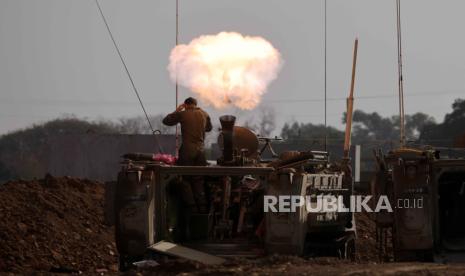 Tentara Israel menembakkan mortir di daerah dekat perbatasan dengan Jalur Gaza, di Israel selatan, (1/1/2024).