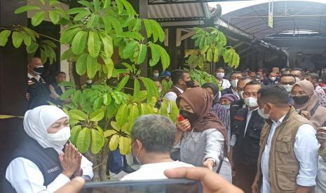 Kunjungi Operasi Pasar di Ponorogo, Khofifah: Minyak Goreng Surplus 4000 Ton