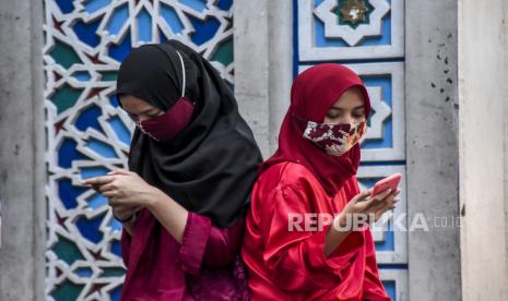 Umat Muslim beraktivitas masjid dan dengan menerapkan protokol kesehatan seperti memakai masker, pengukuran suhu tubuh dan membatasi jumlah jamaah (ilustrasi) 