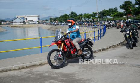 Gubernur Jawa Barat Ridwan Kamil meninjau melewati Kolam Retensi Cieunteung, saat kunjungan Ke Sektor VI DAS Citarum bersama Forkopimda, di Bojongsoang, Kabupaten Bandung, Rabu (13/1). Hasil kerja keras satgas Citarum Harum dan semua pihak terkait, kualitas air Sungai Citarum pada 2021 terus membaik dan dampak banjir pun bisa diminimalisir. Jika pada 2018 Citarum berstatus tercemar berat, maka tahun ini Citarum berstatus tercemar ringan sehingga ikan pun bisa hidup.