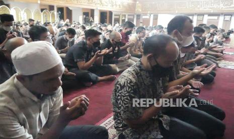 Doa bersama untuk keselamatan putra sulung Gubernur Jawa Barat Ridwan Kamil, Emmeril Khan Mumtadz di Masjid Al Muttaqin, komplek Gedung Sate, Kota Bandung, Jumat (27/5). Pihak keluarga masih menantikan kabar baik terkait Emmeril Khan Mumtadz yang dinyatakan hilang terseret arus Sungai Aaree, Bern, Swiss, kemarin. Doa untuk Putra Ridwan Kamil di Masjid Al Muttaqin Berlangsung Haru