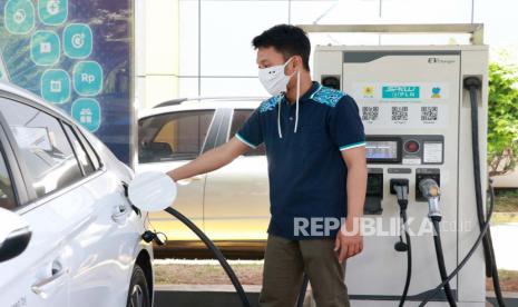 Petugas di Stasiun Pengisian Kendaraan Listrik Umum (SPKLU) melayani pengguna mobil listrik (ilustrasi)  