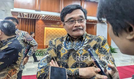 Ketua DPP PDIP yang juga Ketua Badan Pengkajian MPR Djarot Saeful Hidayat menyindir manuver Budiman Sudjatmiko dan mendorongnya menjadi cawapres Prabowo Subianto, di Gedung Nusantara V, Kompleks Parlemen, Jakarta, Jumat (18/8/2023). 