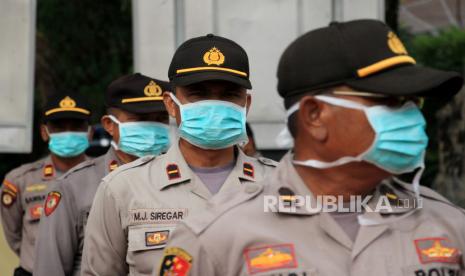 Sejumlah Personel Kepolisian memakai masker saat mengikuti Simulasi Tactical Floor Game.  Kepolisian Resor Metro Jakarta Pusat menggencarkan program baru bernama 