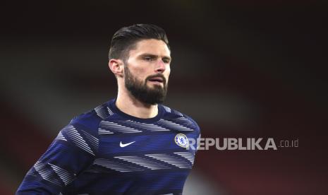 Olivier Giroud dari Chelsea melakukan pemanasan sebelum pertandingan sepak bola Liga Premier Inggris antara Sheffield United dan Chelsea di stadion Bramall Lane di Sheffield, Inggris, Minggu, 7 Februari 2021.