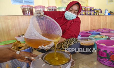 Seorang perempuan menyaring madu hutan Sumbawa sebelum dikemas di UMKM Madu Lestari Sumbawa di Desa Semongkat, Kecamatan Batulanteh, Kabupaten Sumbawa, NTB, Sabtu (25/7/2020). Produk madu hutan Sumbawa yang dihasilkan oleh UMKM Madu Lestari yang merupakan binaan PLN tersebut dijual mulai harga Rp30 ribu (kemasan isi150 ml) hingga Rp200 ribu (kemasan isi satu liter) yang dipasarkan selain untuk kebutuhan dalam negeri juga diekspor ke Singapura, Korea Utara dan Malaysia.