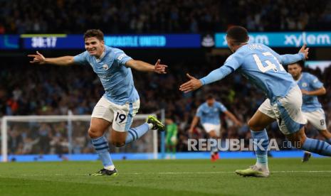  Penyerang Manchester City Julian Alvarez (kiri)