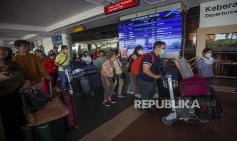 Sejumlah calon penumpang antre masuk ke dalam terminal keberangkatan Bandara Internasional Hang Nadim, Batam, Kepulauan Riau.