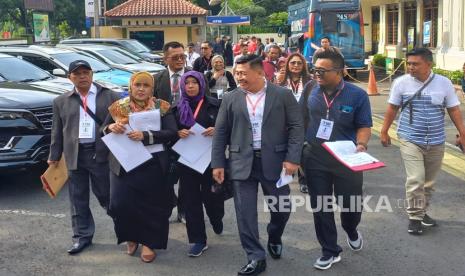 Rombongan kuasa hukum Pegi Setiawan tersangka kasus pembunuhan Vina dan Eky di Cirebon tahun 2016 silam mendatangi Pengadilan Negeri Bandung untuk menghadiri sidang praperadilan, Senin (24/6/2024).