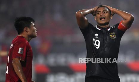 Pesepak bola Timnas Indonesia Fachruddin Aryanto (kanan) bereaksi usai gagal membobol gawang Timnas Vietnam dalam pertandingan leg 2 babak semi final Piala AFF 2022 di Stadion Nasional My Dinh, Hanoi, Vietnam, Senin (9/1/2023). 