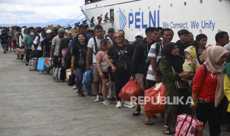 Sejumlah pemudik mengantre untuk naik ke atas KM Sinabung di Pelabuhan Ahmad Yani Ternate, Kota Ternate, Maluku Utara, Sabtu (6/4/2024). PT Pelni Cabang Ternate mencatat sebanyak 1.224 pemudik yang berangkat dari Ternate menuju Bitung, Banggai, Bau-Bau, Makassar dan Surabaya menggunakan KM Sinabung pada H-5 Idul Fitri 1445 Hijriah dan penumpang lanjutan sebanyak 1.230 pemudik. 