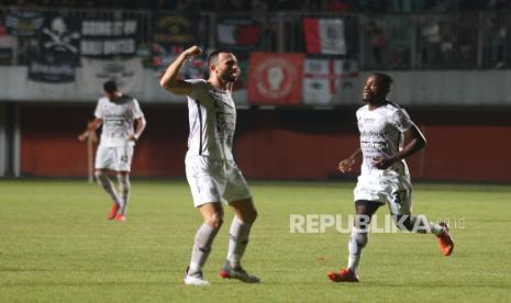 Pesepak bola Bali United FC Spasojevic (tengah) melakukan selebrasi setelah berhasil menjebol gawang lawan.  Laga penyisihan Grup G Piala AFC 2022 yang berlangsung di Stadion Kapten I Wayan Dipta, Gianyar, Bali, pada Jumat (24/6) hingga Kamis (30/6) dipastikan boleh dihadiri penonton.