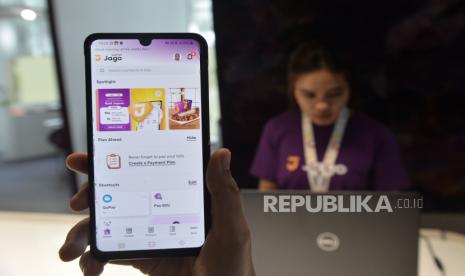 Nasabah menunjukkan aplikasi Bank Jago Syariah di Jakarta, Selasa (7/2/2023). PT Bibit Tumbuh Bersama (Bibit) dan PT Bank Jago Tbk (Bank Jago) mengajak masyarakat Indonesia untuk mengelola keuangannya dengan lebih baik sambil mencapai tujuan-tujuan dan cita-cita yang baik dalam hidup mereka.