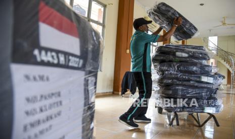 Petugas menyusun koper jamaah calon haji di Asrama Haji Embarkasi Kota Medan, Sumatra Utara, Rabu (8/6/2022). Sejumlah sarana dan fasilitas disiapkan di Asrama Haji Embarkasi Kota Medan untuk menyambut kedatangan jamaah calon haji pada tanggal 10 Juni 2022. Embarkasi Medan Siap Berangkatkan 3.777 Calon Jamaah Haji