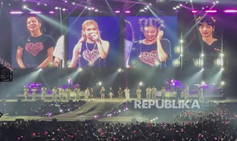 Girl band asal Korea Selatan BLACKPINK tampil pada konsernya yang bertajuk BLACKPINK BORN PINK In Jakarta di Gelora Bung Karno, Jakarta, Ahad (12/3/2023). Polda Metro Jaya meminta korban penipuan tiket konser Blackpink segera melaporkannya.